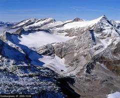 Goldbergkees 2000, Standort: Gipfel des 2942m hohen Herzog Ernst. Das Bild zeigt den gesamten Gletscher bis zur Fleißscharte im obersten Teil (zwischen dem Goldbergspitz und Sonnblick, rechts oben im Bild). Von 1980 bis 2000 hat sich der Gletscher um mehr als 100 Meter zurückgezogen. Goldbergkees 2000, Standort: Gipfel des 2942m hohen Herzog Ernst. Das Bild zeigt den gesamten Gletscher bis zur Fleißscharte im obersten Teil (zwischen dem Goldbergspitz und Sonnblick, rechts oben im Bild). Von 1980 bis 2000 hat sich der Gletscher um mehr als 100 Meter zurückgezogen.