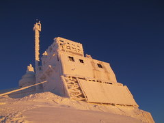 Das mit Rauhreif bedeckte Sonnblick-Observatorium
