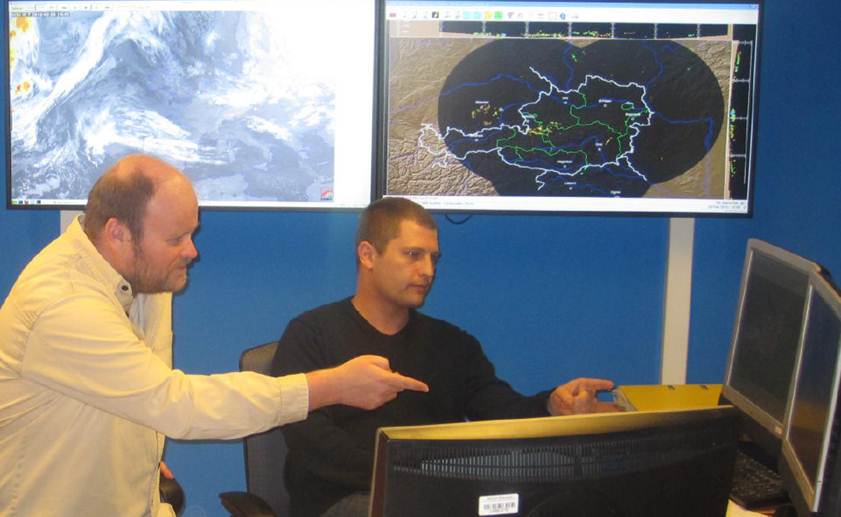 Besuch im Vorhersageraum der ZAMG – Wien, intensiver fachlicher Austausch zwischen Spotter und Meteorologen (Quelle ZAMG)