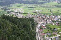 Das Katastrophengebiet vom Hubschrauber aus fotografiert: Die Mure erreichte sogar die Autobahn, die in diesem Bereich zum Glück auf Pfeilern steht und noch die einzige intakte Verbindung zur Außenwelt war.  (© A. Sudy, ZAMG)