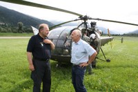 Der Leiter der Katastrophenschutzabteilung HR Dr. Kurt Kalcher mit Albert Sudy von der ZAMG nach der Befliegung des Katastrophengebietes mit dem Bundesheerhubschrauber (© Krisenstab) 