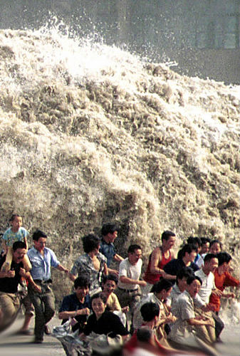 Menschen versuchen noch vor der Tsunami Welle zu fliehen
