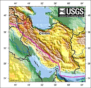 Lage des Epizentrums (USGS). In rosa ist die Plattengrenze zwischen Arabischer und Eurasischer Platte dargestellt.
