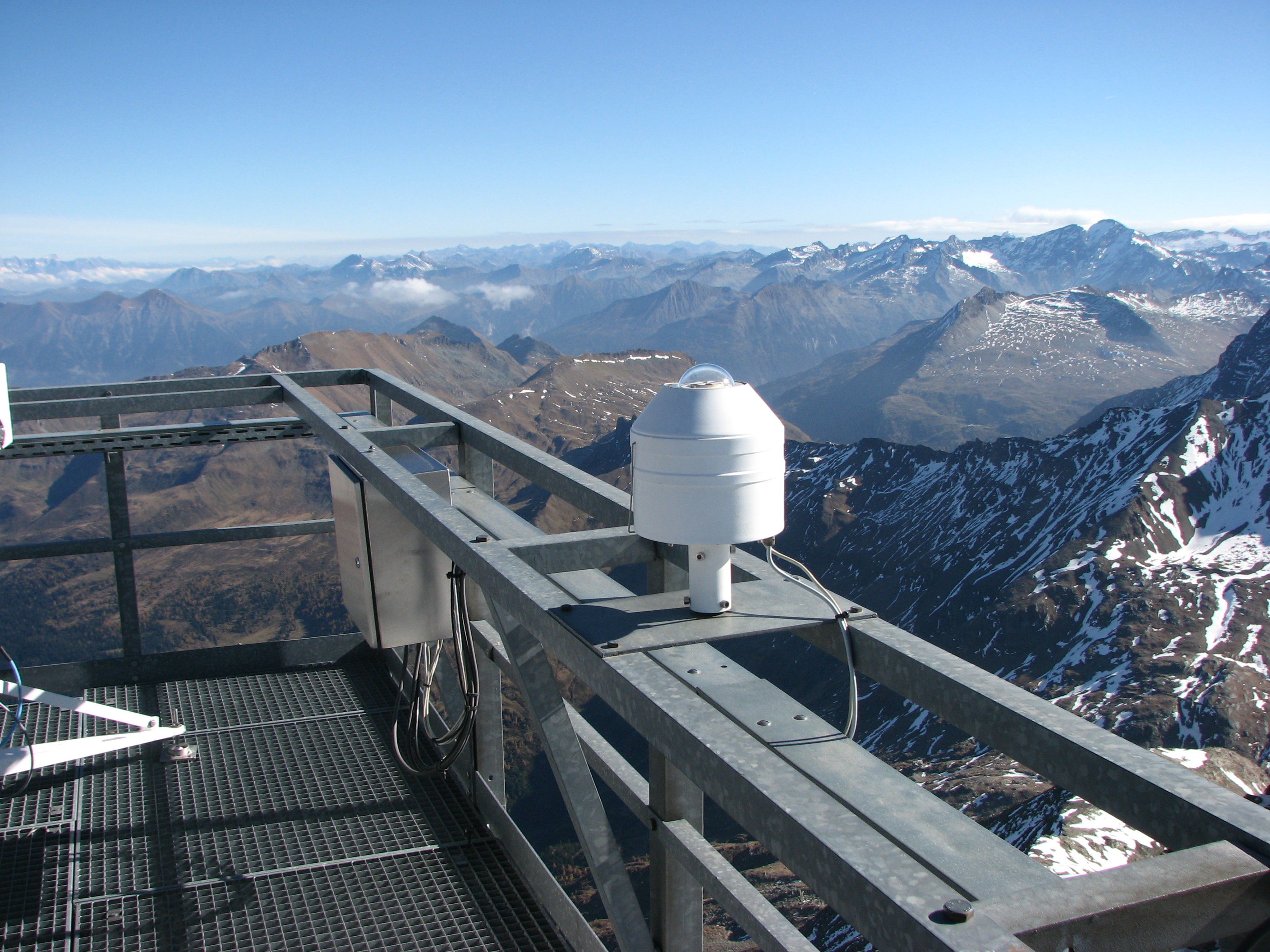 Strahlungsmesser der TAWES-Station Sonnblick, Sbg. (Quelle ZAMG/Andrzejewski)