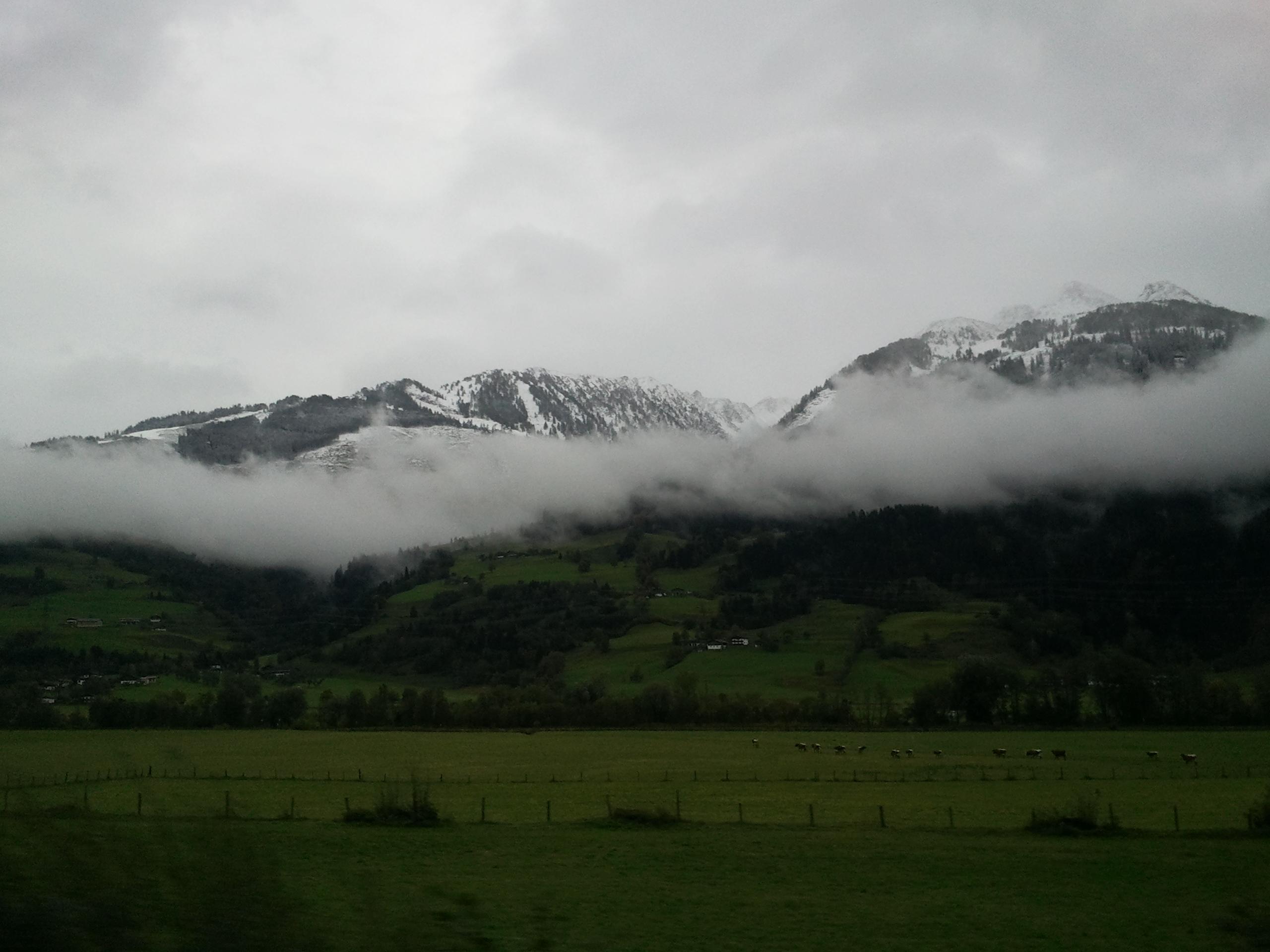 Kaltfront mit Sturm, Regen und im Bergland Schnee